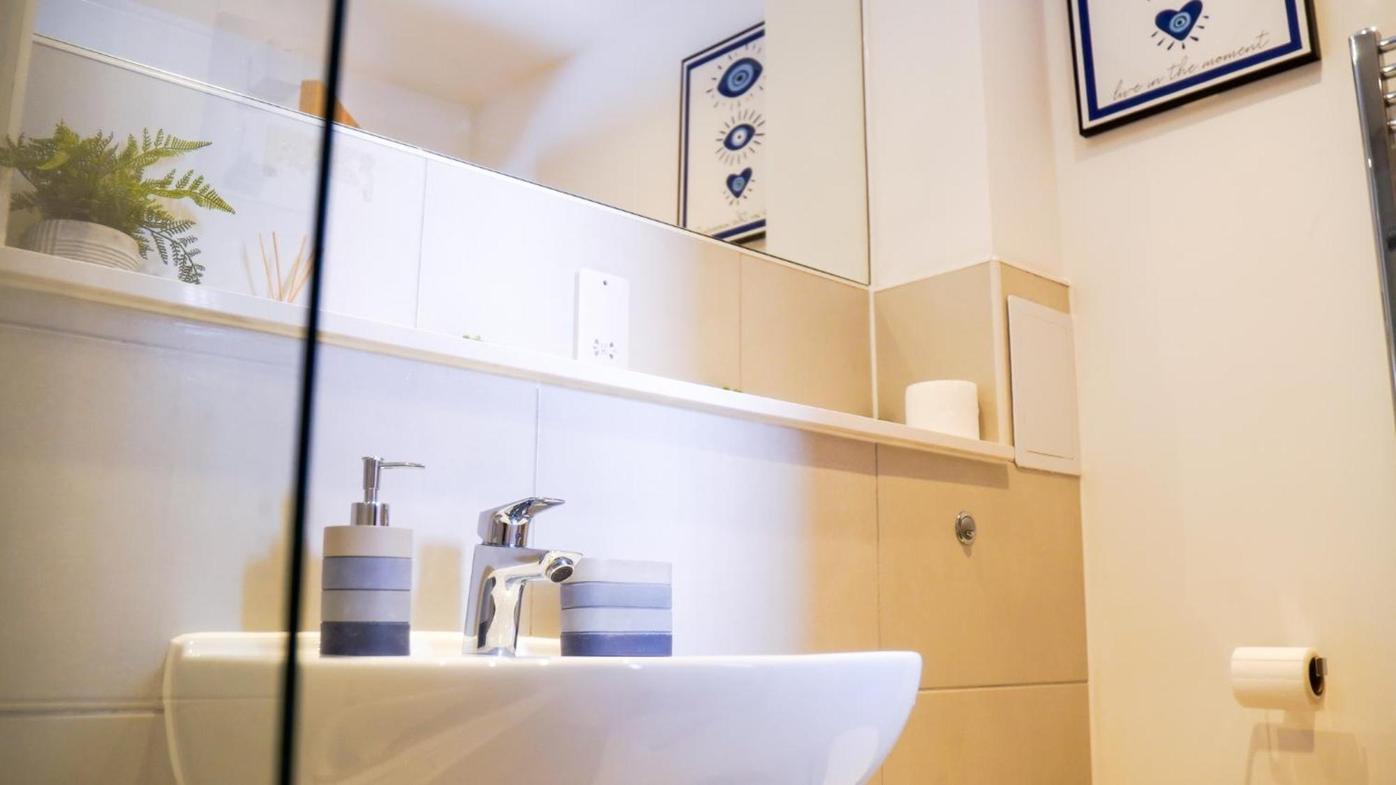 Manchester City Centre Apt With Balcony & Free Parking - Including Free 1-Hour Early Check-In For Bookings In June, Justeat Voucher For 2-Night Stays Minimum! Ngoại thất bức ảnh