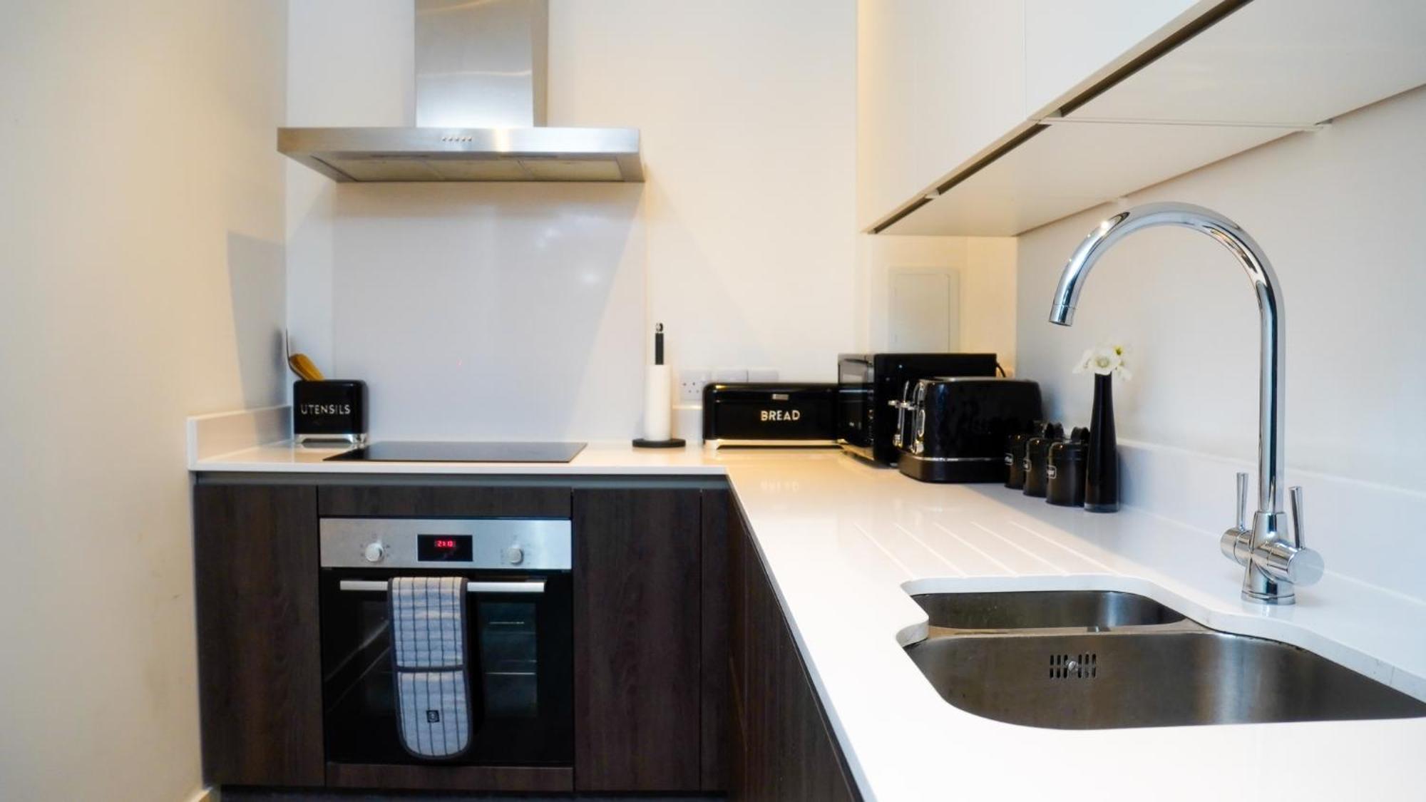 Manchester City Centre Apt With Balcony & Free Parking - Including Free 1-Hour Early Check-In For Bookings In June, Justeat Voucher For 2-Night Stays Minimum! Ngoại thất bức ảnh