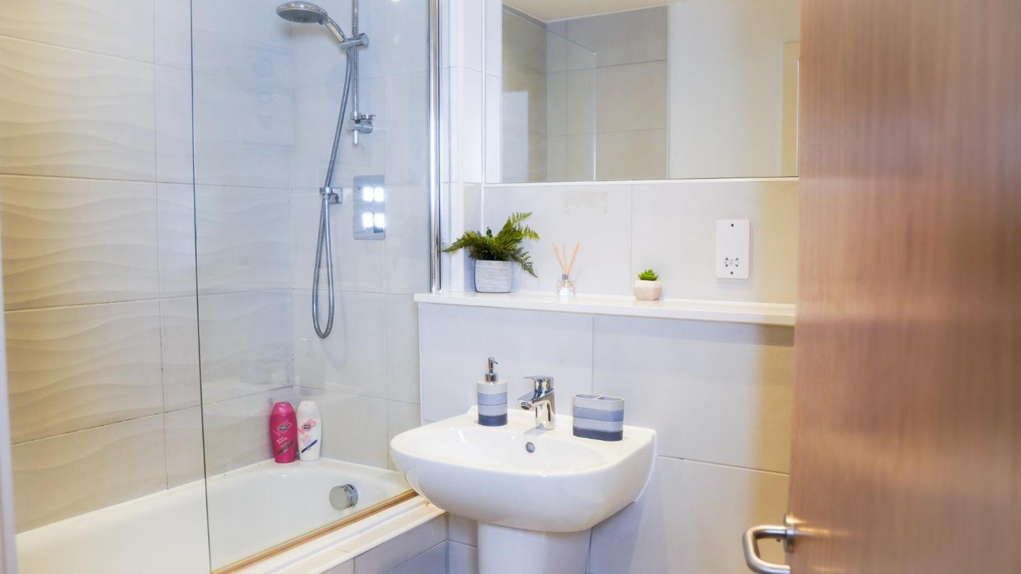 Manchester City Centre Apt With Balcony & Free Parking - Including Free 1-Hour Early Check-In For Bookings In June, Justeat Voucher For 2-Night Stays Minimum! Ngoại thất bức ảnh
