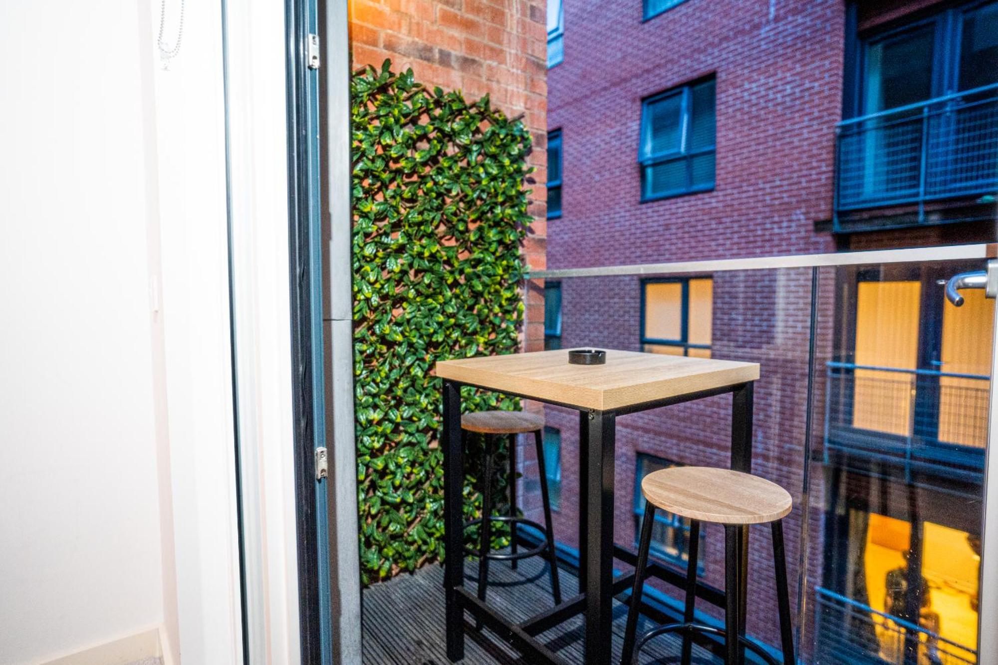 Manchester City Centre Apt With Balcony & Free Parking - Including Free 1-Hour Early Check-In For Bookings In June, Justeat Voucher For 2-Night Stays Minimum! Ngoại thất bức ảnh