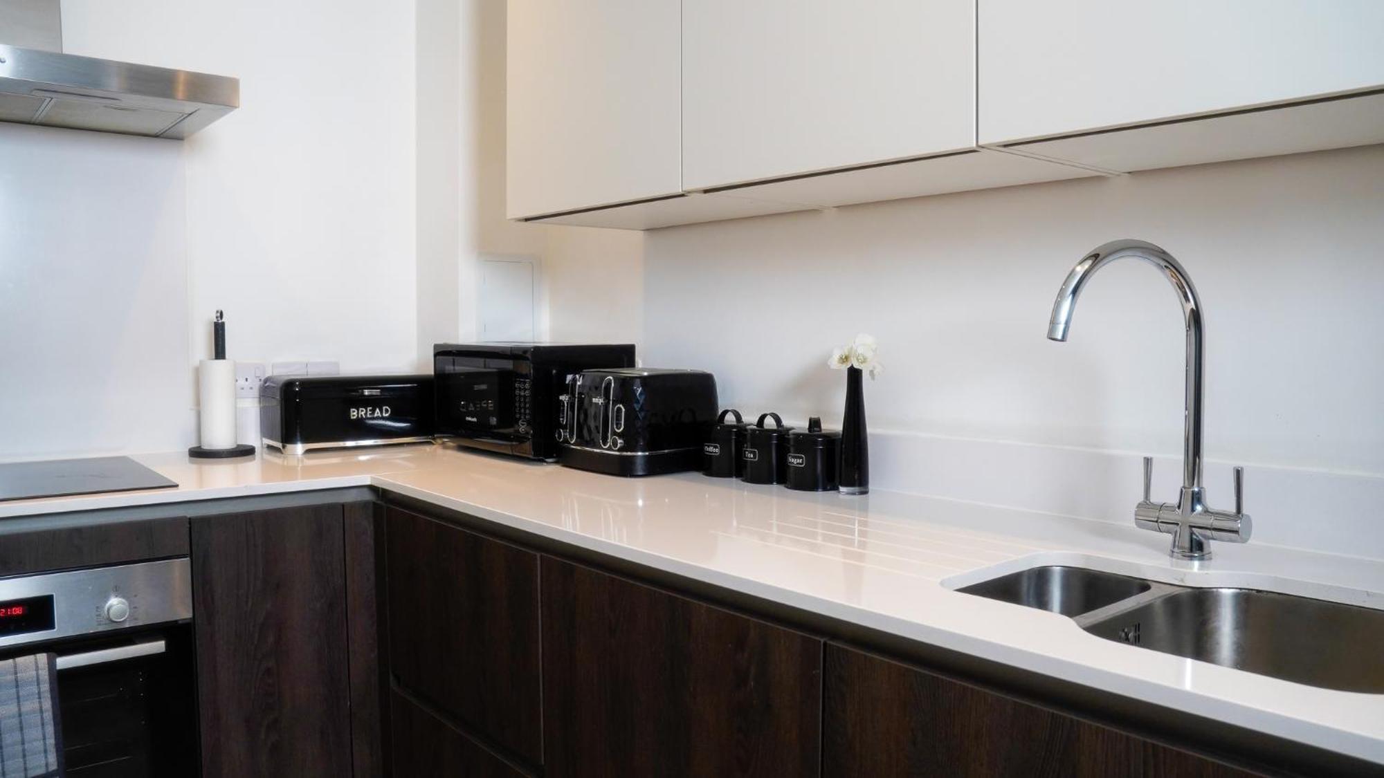 Manchester City Centre Apt With Balcony & Free Parking - Including Free 1-Hour Early Check-In For Bookings In June, Justeat Voucher For 2-Night Stays Minimum! Ngoại thất bức ảnh
